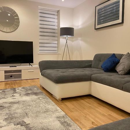 Amazing 2 Bed 2 Bath Private Apartment Watford  Exteriör bild