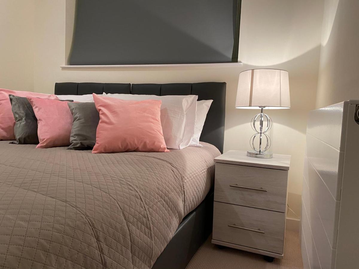 Amazing 2 Bed 2 Bath Private Apartment Watford  Exteriör bild