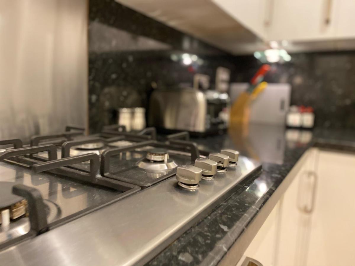 Amazing 2 Bed 2 Bath Private Apartment Watford  Exteriör bild