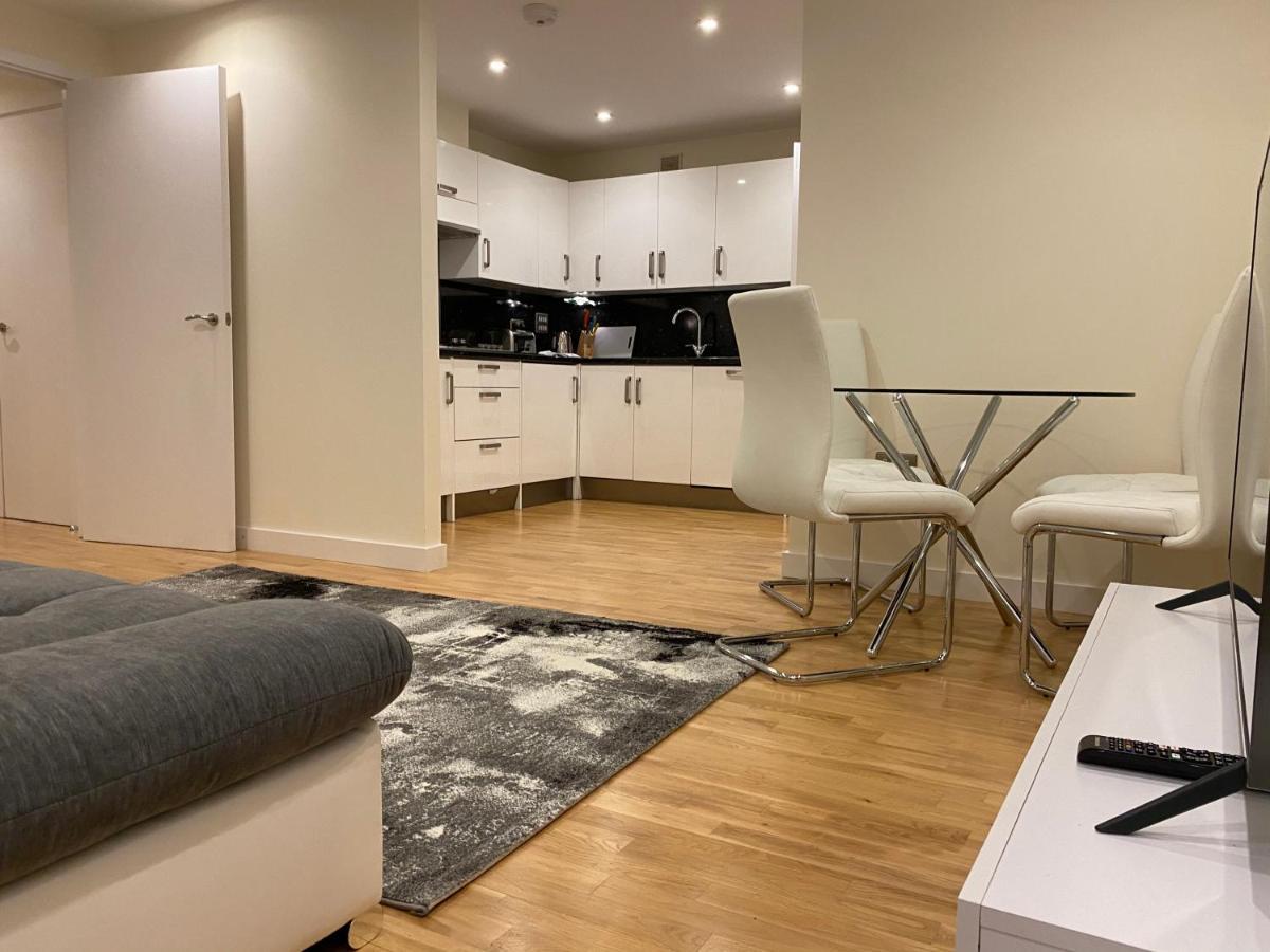 Amazing 2 Bed 2 Bath Private Apartment Watford  Exteriör bild